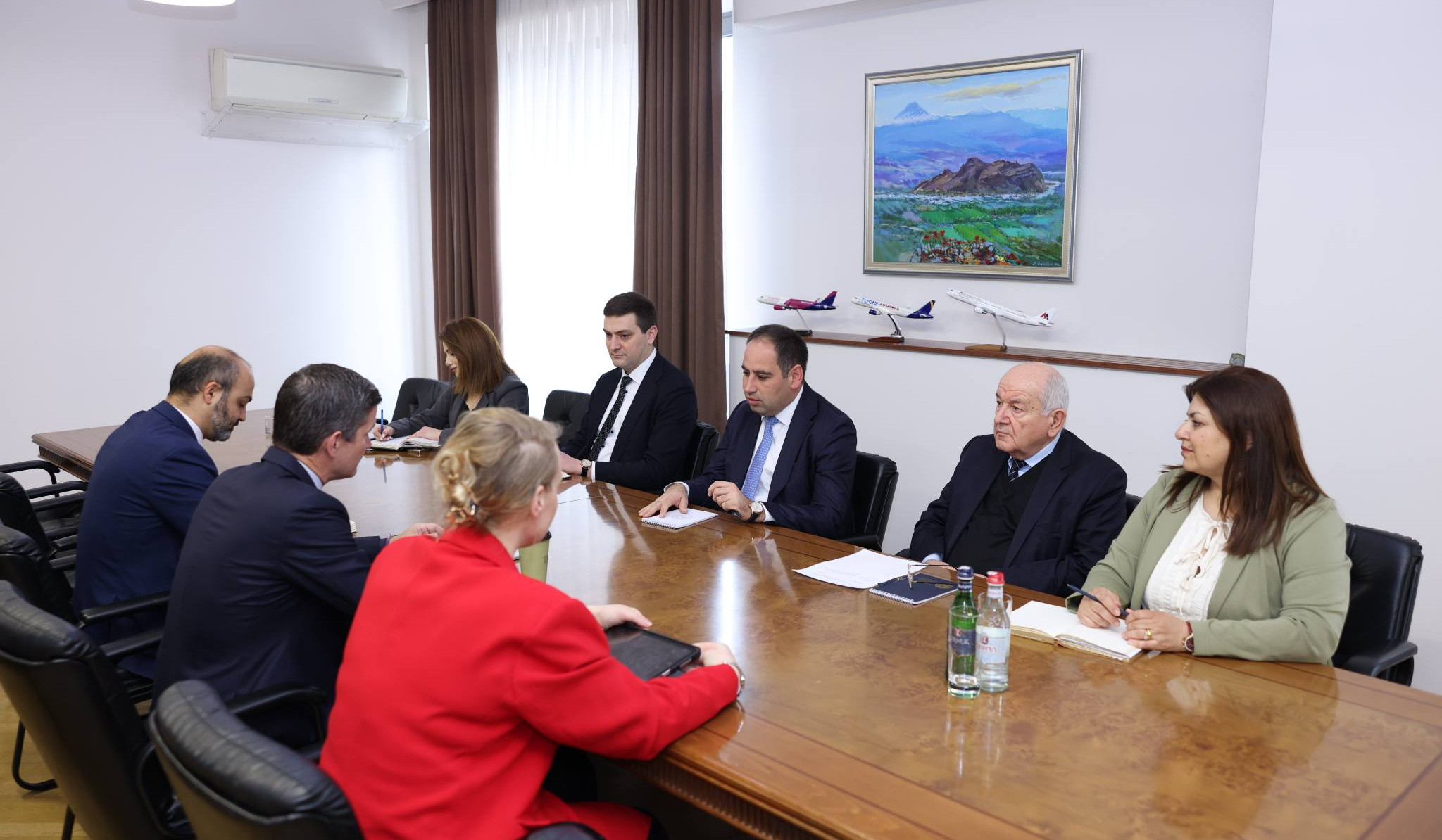 Wizz Air-ը երկու նոր ուղղություն կմեկնարկի՝ դեպի Էյնդհովեն և Բրյուսել. ՏԿԵ նախարարը հանդիպել է Իան Մալինիի հետ