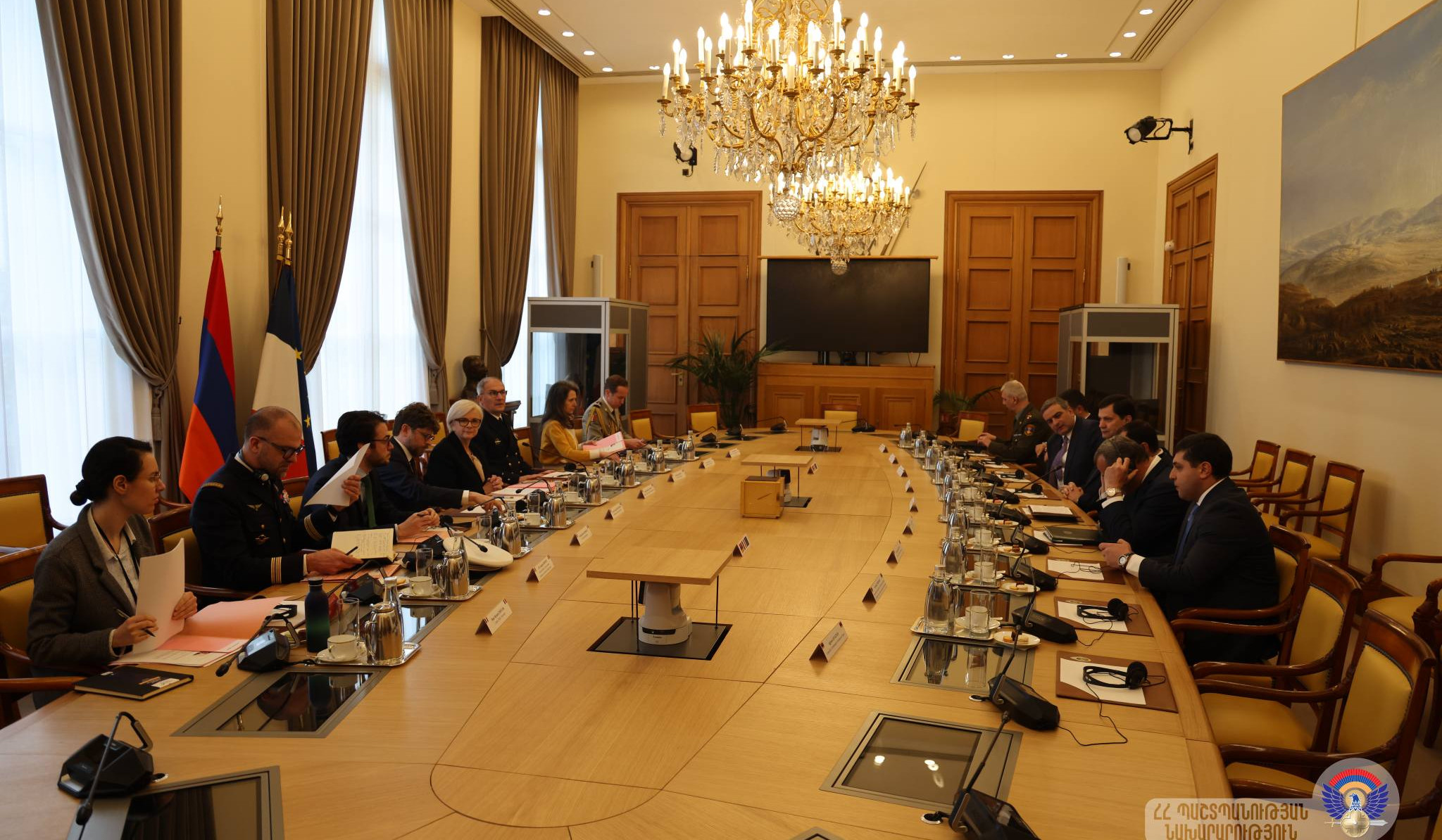 Сурен Папикян встретился в Париже с министром Вооруженных сил и по делам ветеранов Франции Катрин Вотрен