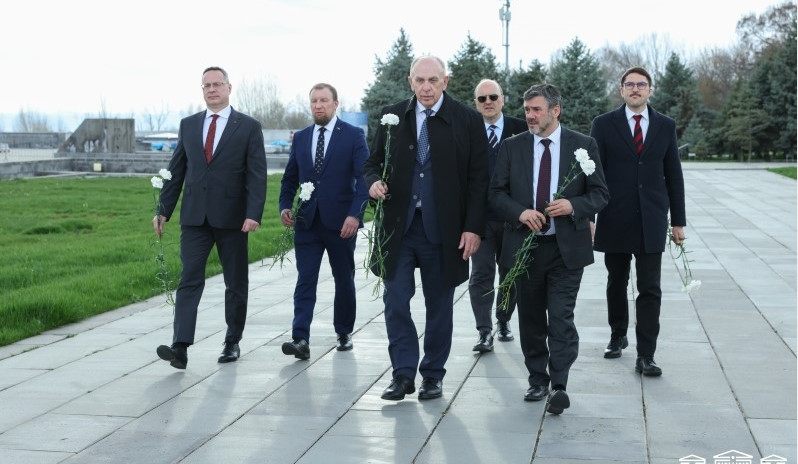 Լիտվայի Սեյմասի պատվիրակությունն այցելել է Ծիծեռնակաբերդի հուշահամալիր