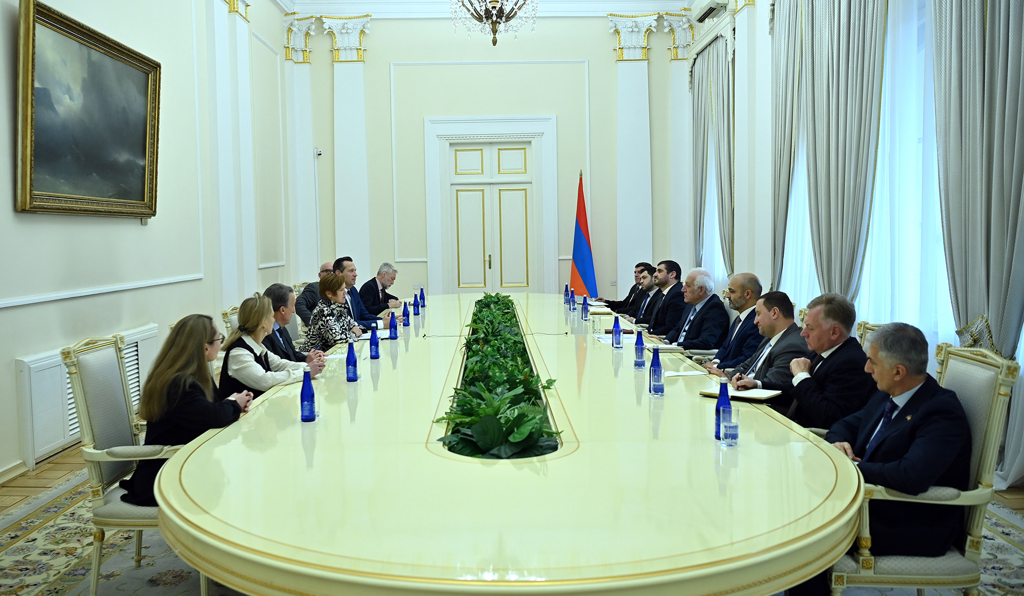 Հայաստանը անշեղորեն ընթանում է ժողովրդավարության զարգացման ճանապարհով. ՀՀ նախագահն ընդունել է Էլս Վան Հոֆի գլխավորած պատվիրակությանը