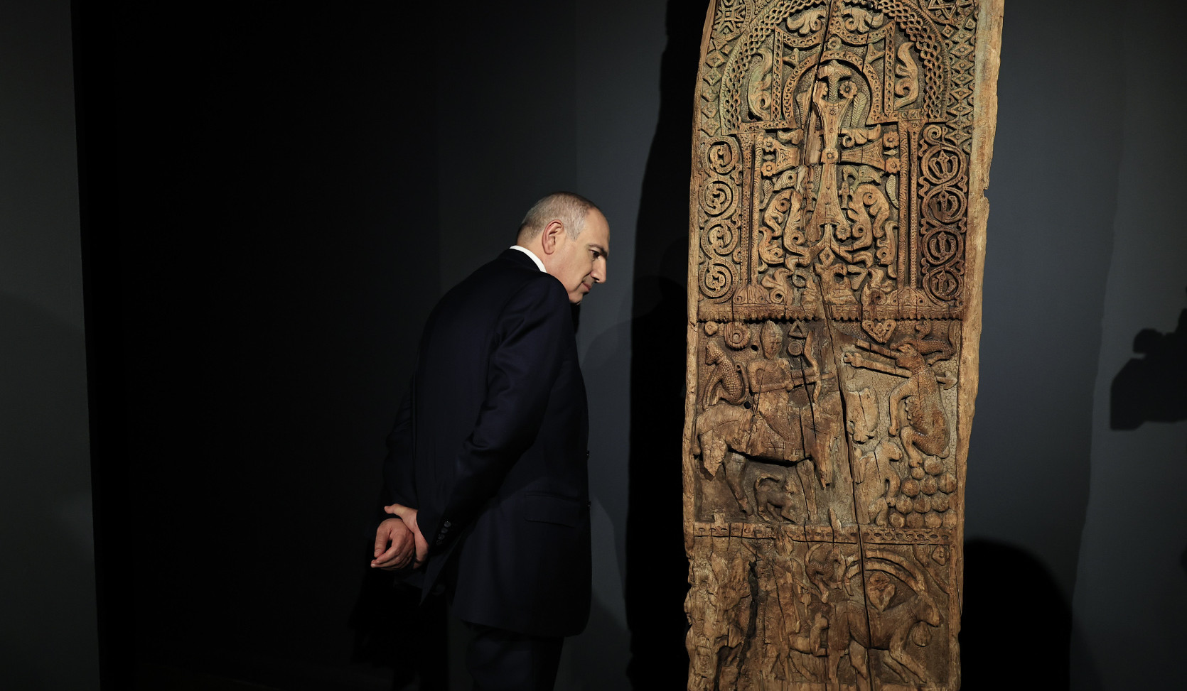 Վարչապետը ներկա է եղել միջնադարյան գլուխգործոցի՝ հայկական եկեղեցու փայտյա դռան փեղկի ցուցադրությանը