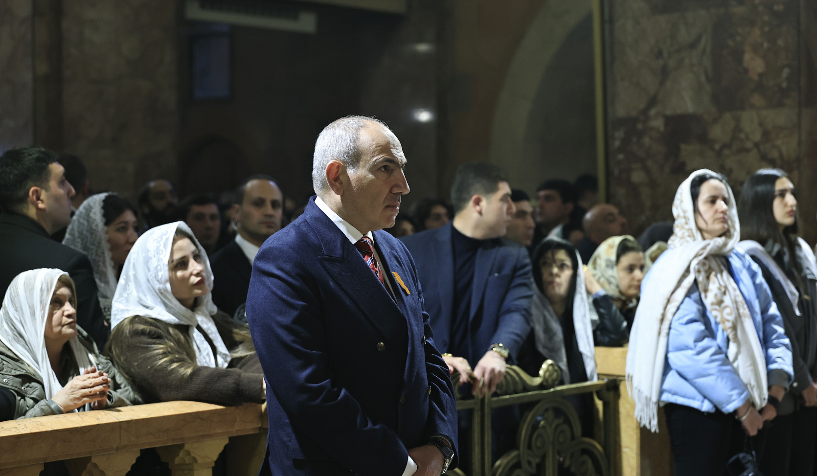 Վարչապետը ներկա է եղել Սուրբ Հարության տոնի ճրագալույցի պատարագին