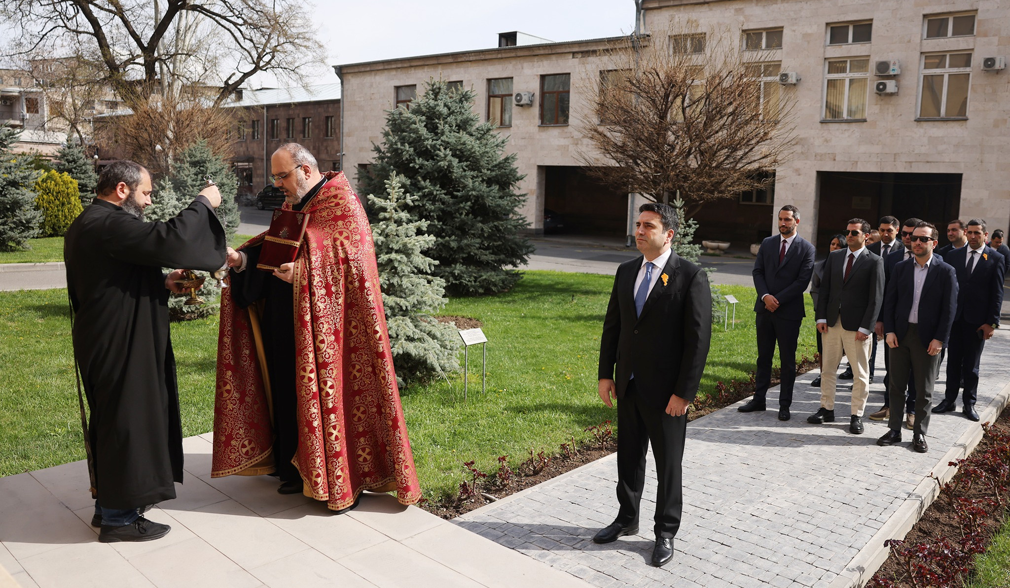 ԱԺ այգում տեղի է ունեցել Կոզեռնի հանգստարանի ննջեցյալների և հոկտեմբերի 27-ի ոճրագործության զոհերի հիշատակին նվիրված հոգեհանգստյան կարգ