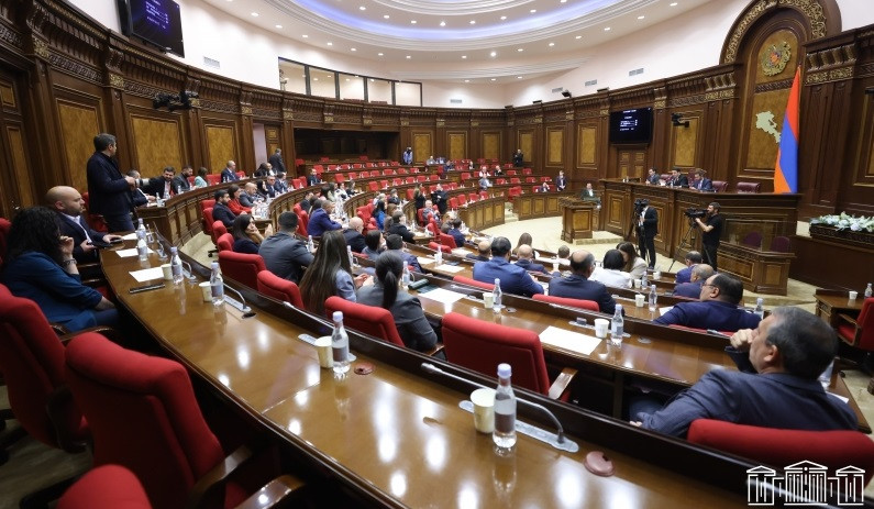 ԱԺ արտահերթ նիստի օրակարգային 4 նախագծերը, այդ թվում՝ ԸՕ-ի փոփոխությանն առնչվող առաջարկը, ընդունվեցին