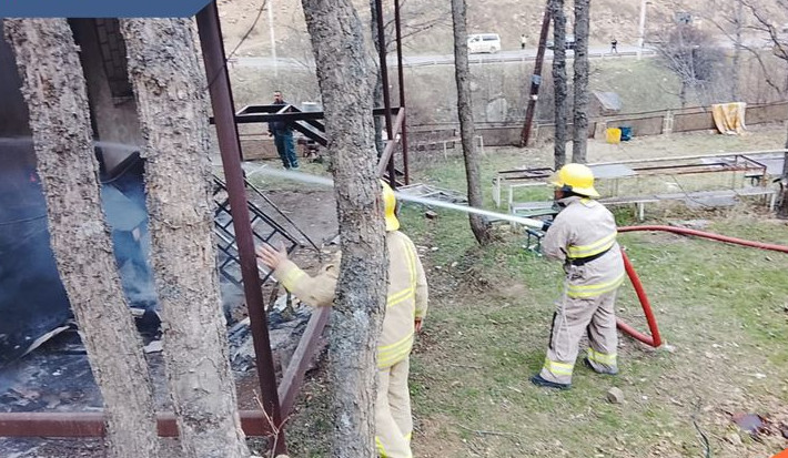 Հրդեհ է բռնկվել Մեղրի-Քաջարան ավտոճանապարհի ամառանոցներից մեկում