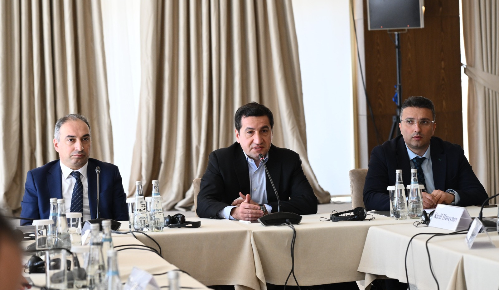 «Խաղաղության կամուրջ» նախաձեռնության կլոր սեղանի մասնակիցներին ընդունել է Հիքմեթ Հաջիևը