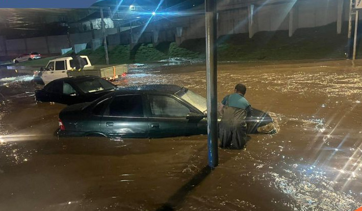 Երևանի փողոցներում անձրևաջրերի մեջ ավտոմեքենաներ են արգելափակվել