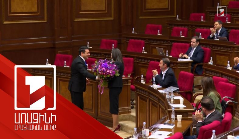 Ալեն Սիմոնյանը ծաղկեփունջ նվիրեց և շնորհավորեց ՆԳ նախարարի ծննդյան տարեդարձը