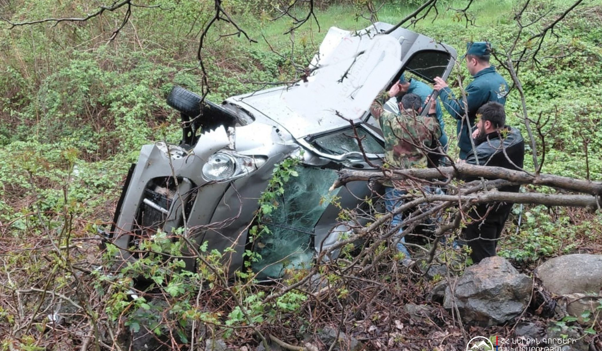 Փրկարարները և պարեկները ձորը գլորված մեքենայի վարորդին դուրս են բերել արգելափակումից