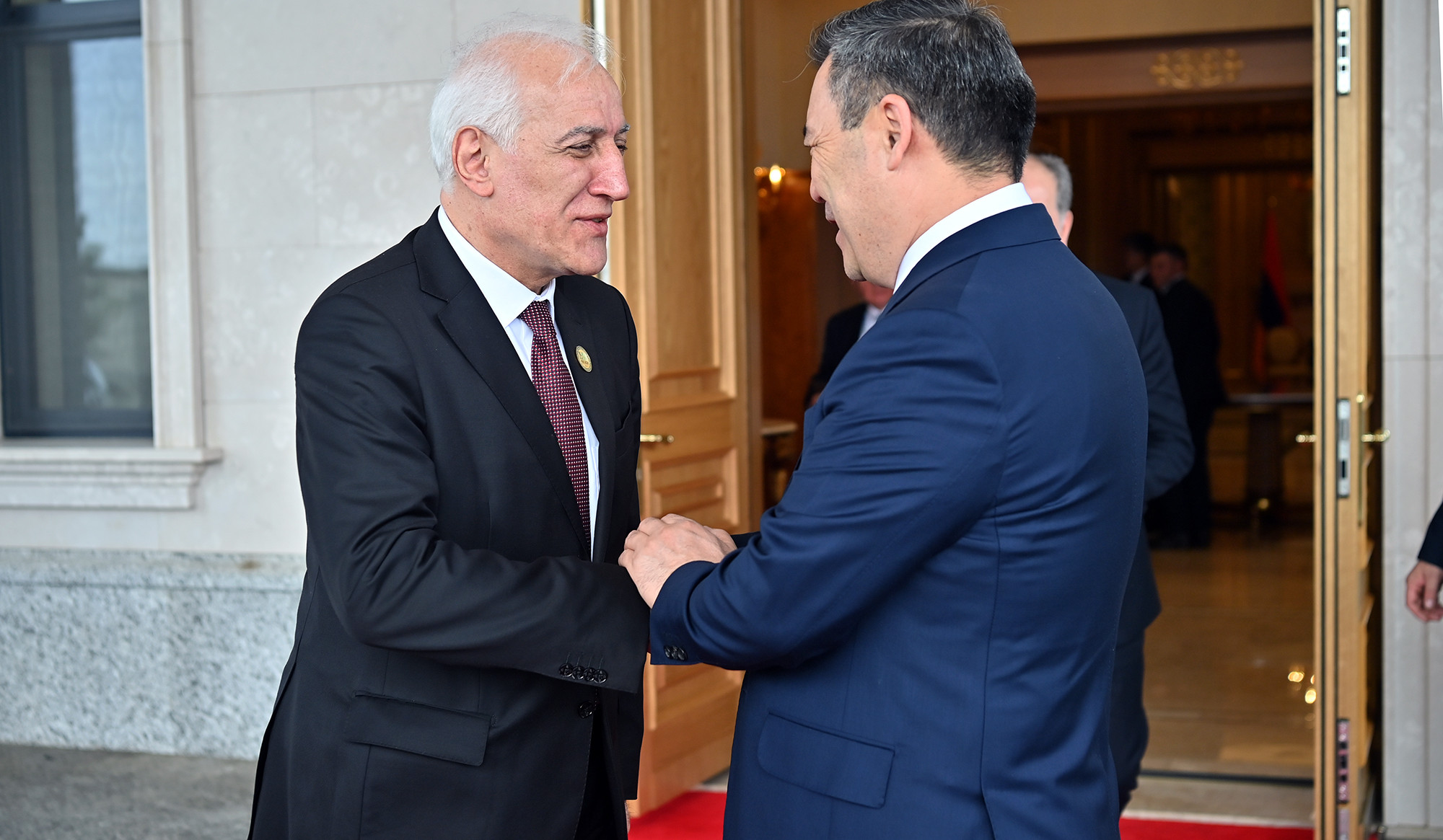 Երևանն ու Բիշքեկը քննարկում են ուղիղ ավիաչվերթերի հնարավորությունը․ Վահագն Խաչատուրյանի հանդիպումը Սադիր Ժապարովի հետ