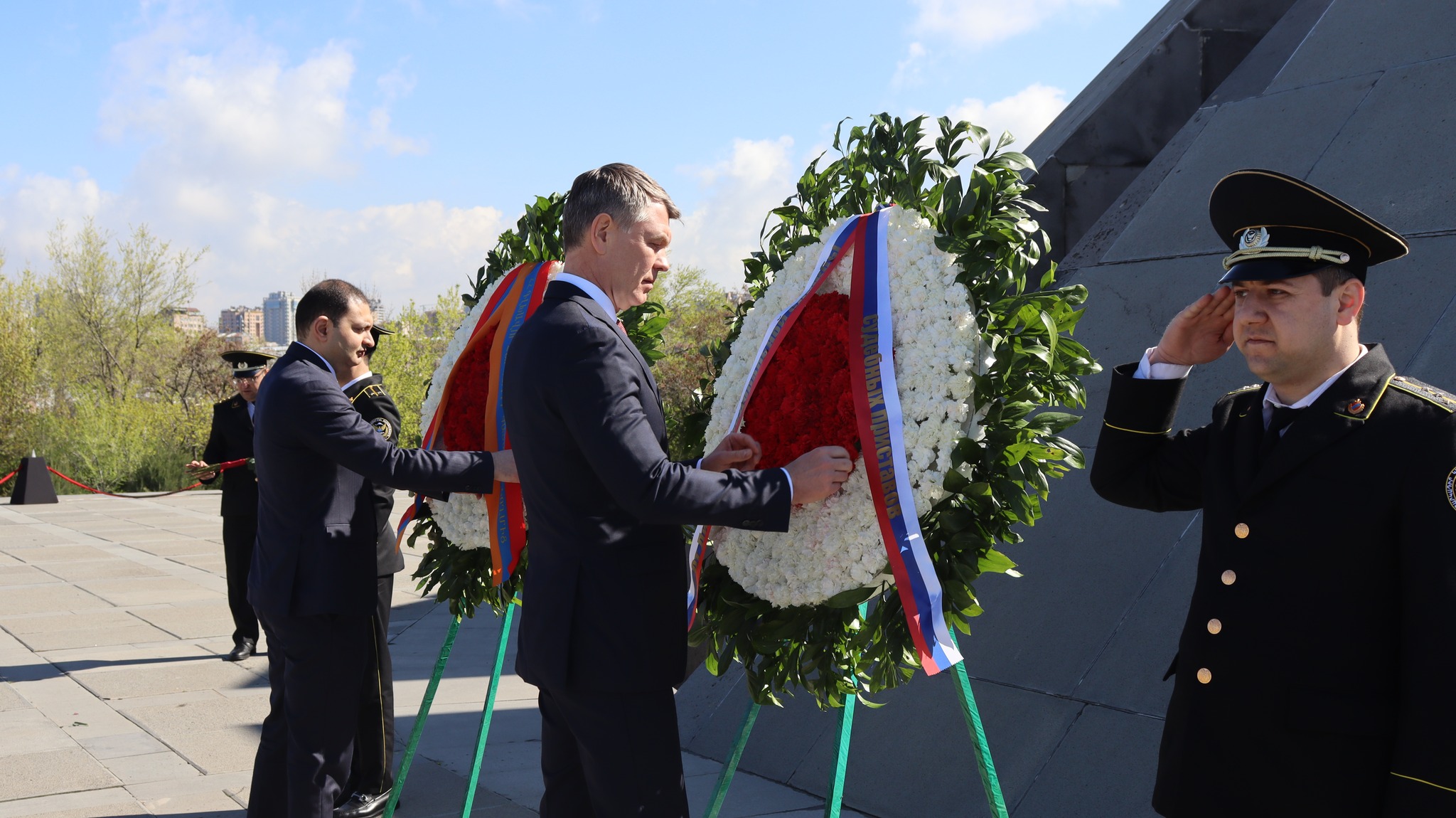 Dmitri Aristovun rəhbərlik etdiyi nümayəndə heyəti Erməni Soyqırımı Memorial Kompleksini ziyarət etdi