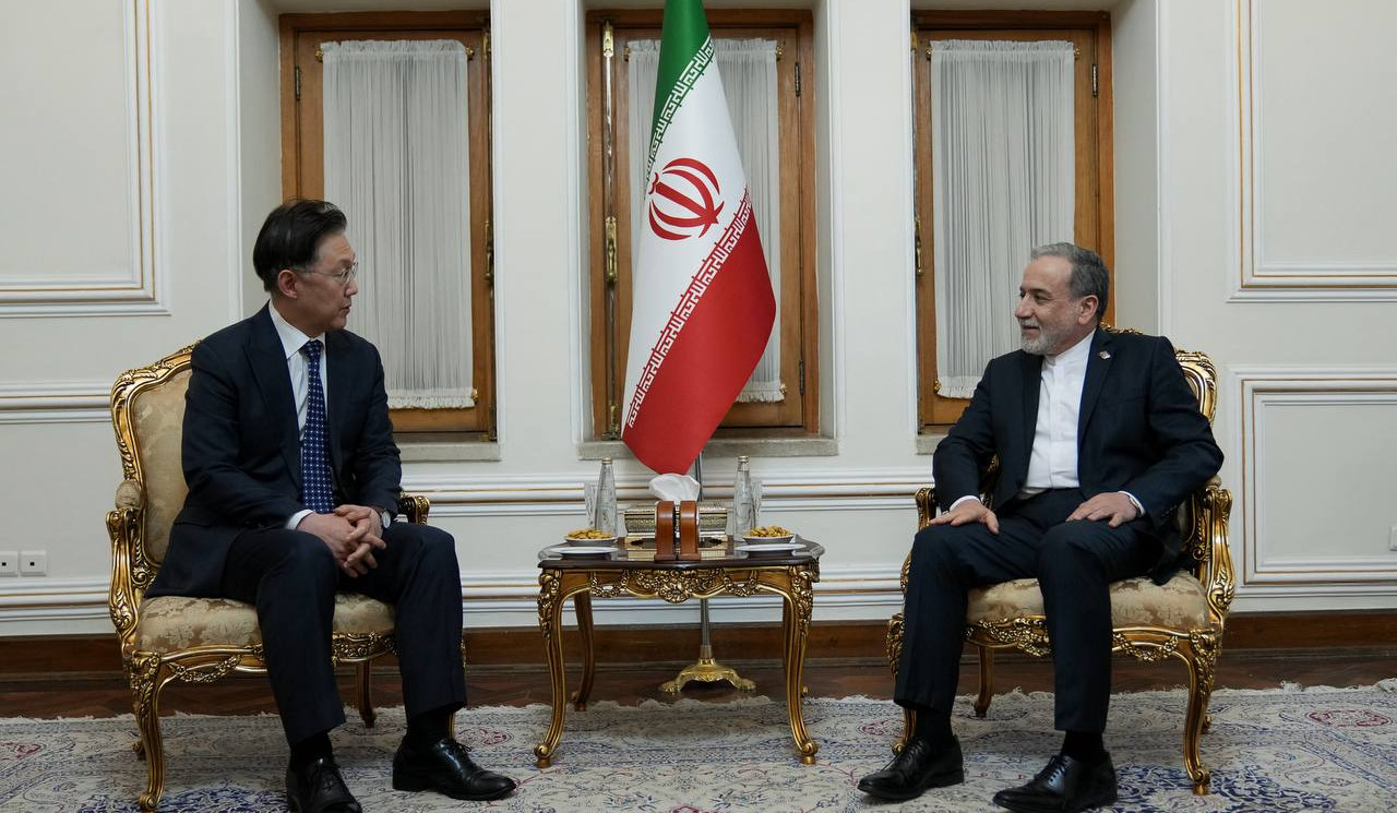 Аракчи проинформировал специального посланника Южной Кореи о ситуации в Ормузском проливе