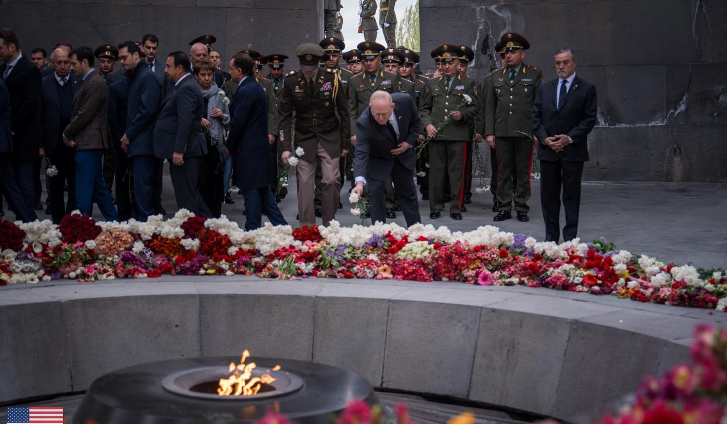 Временный поверенный в делах США в Армении возложил цветы к Вечному огню в мемориальном комплексе «Цицернакаберд»