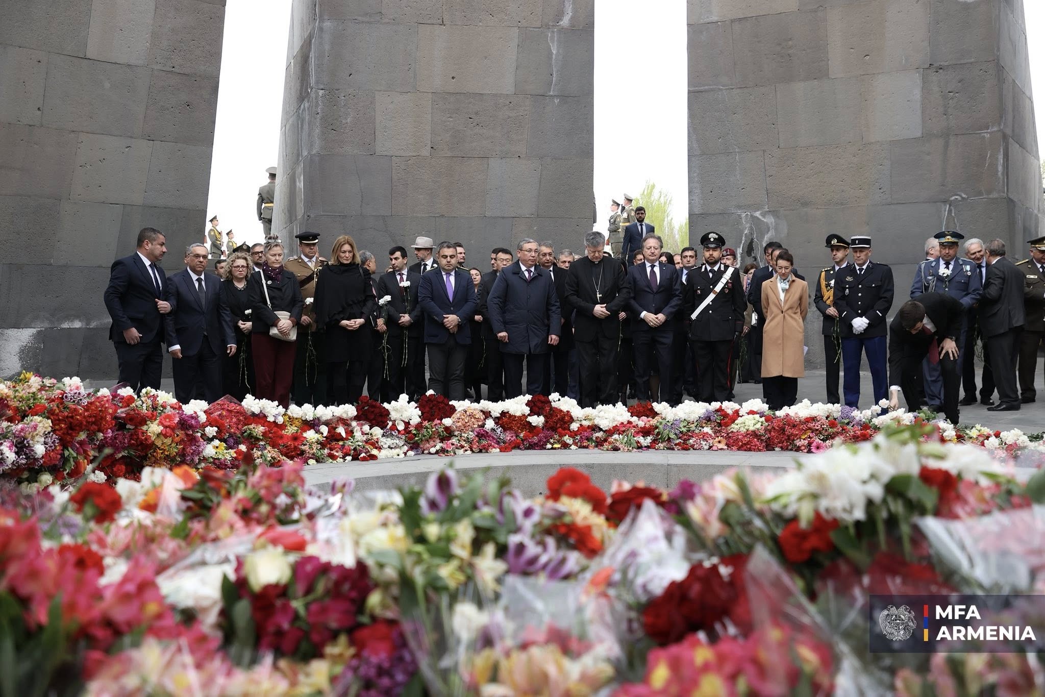 Diplomats pay tribute at Tsitsernakaberd on 111th anniversary of Armenian Genocide