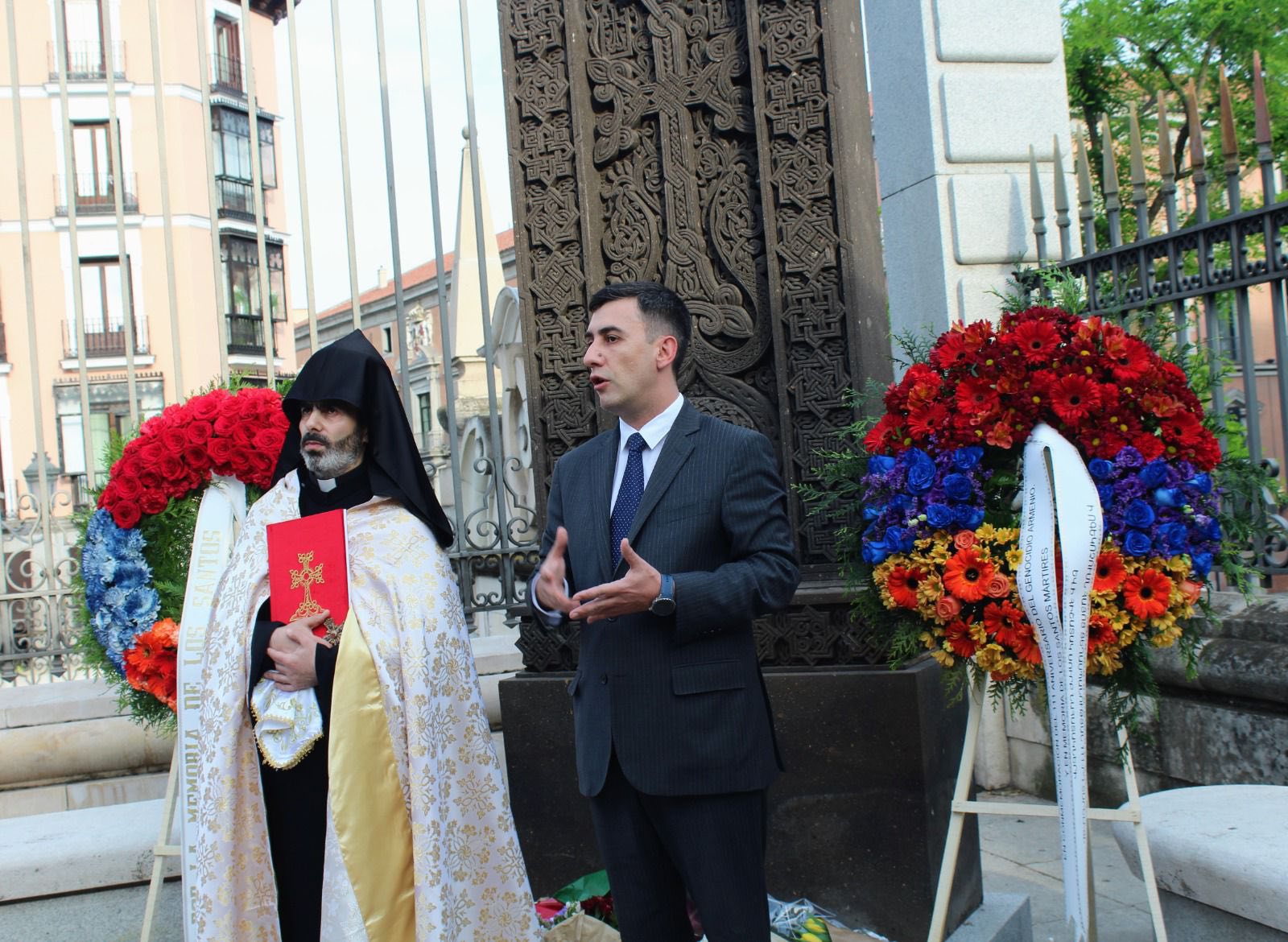 Հայոց ցեղասպանության 111-րդ տարելիցի ոգեկոչման արարողություն՝ Մադրիդի Ալմուդենա տաճարի բակում տեղադրված հայկական խաչքարի մոտ