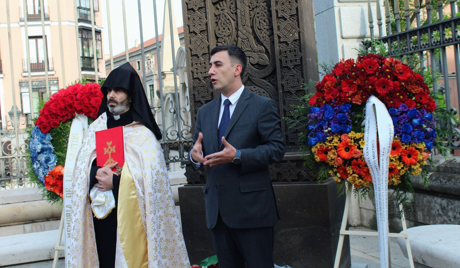 Հայոց ցեղասպանության 111-րդ տարելիցի ոգեկոչման արարողություն՝ Մադրիդի Ալմուդենա տաճարի բակում տեղադրված հայկական խաչքարի մոտ