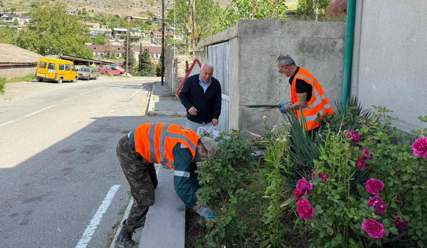 Բարեկարգվում են Սյունիքի մարզի ավտոճանապարհներն ու հարակից տարածքները