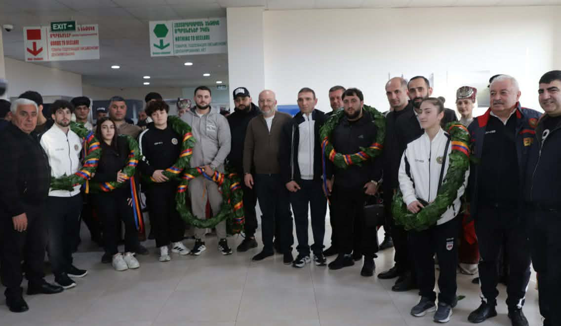 Շիրակի մարզպետը դիմավորել է ծանրամարտի Եվրոպայի առաջնությունից վերադարձած հայ ծանրորդներին
