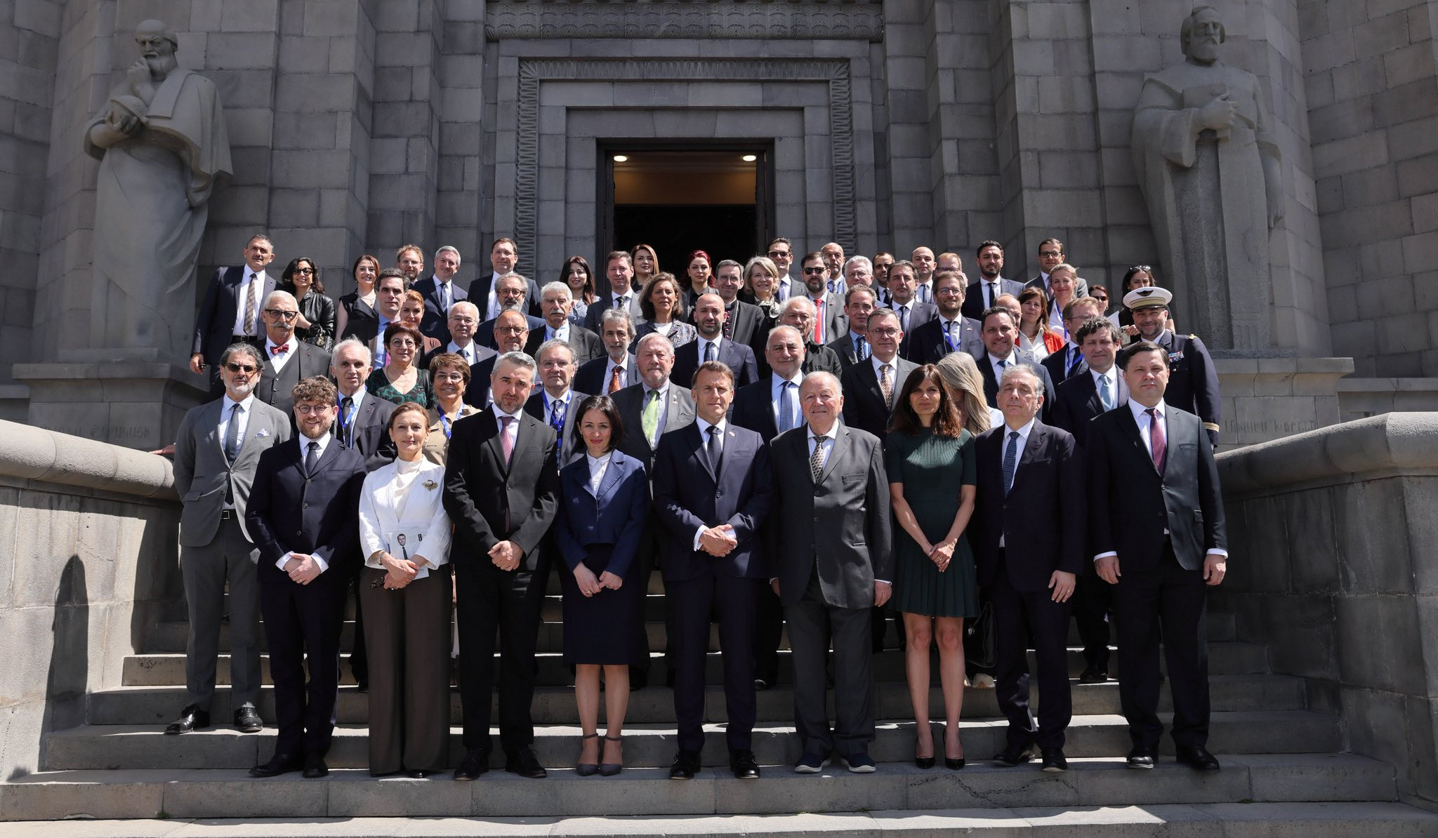 Էմանուել Մակրոնն այցելել է Մատենադարան