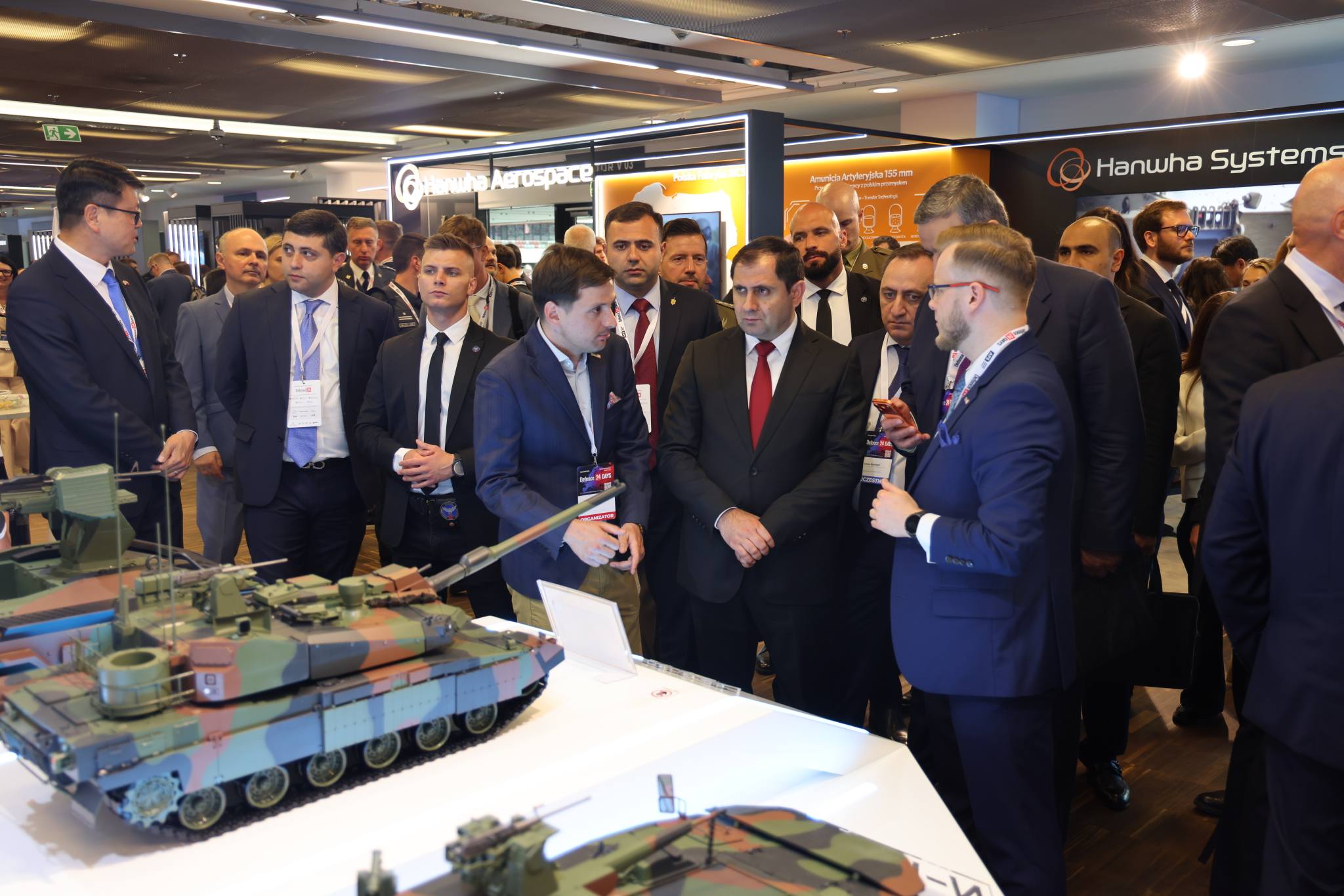 Suren Papikyan “Defence24 Days” konfransının pavilyonlarını gəzib