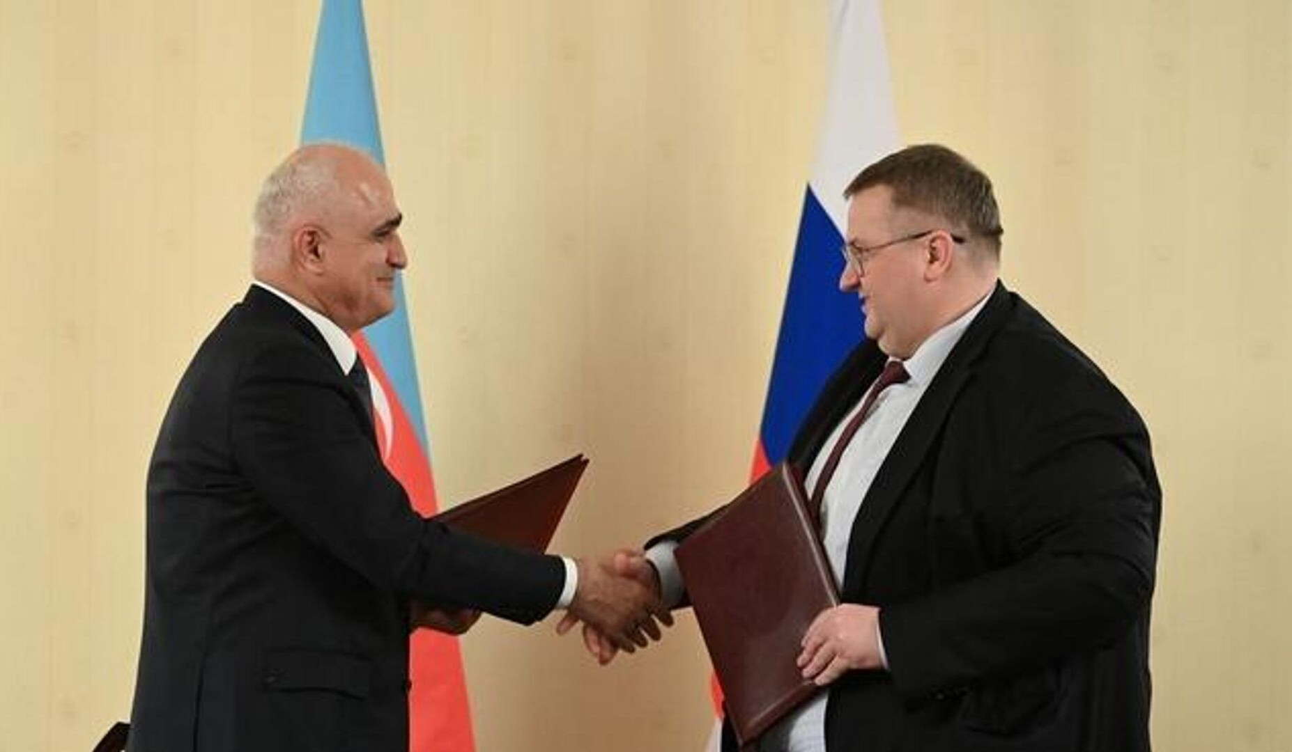 Шахин Мустафаев и Алексей Оверчук обсудили экономические отношения между двумя странами