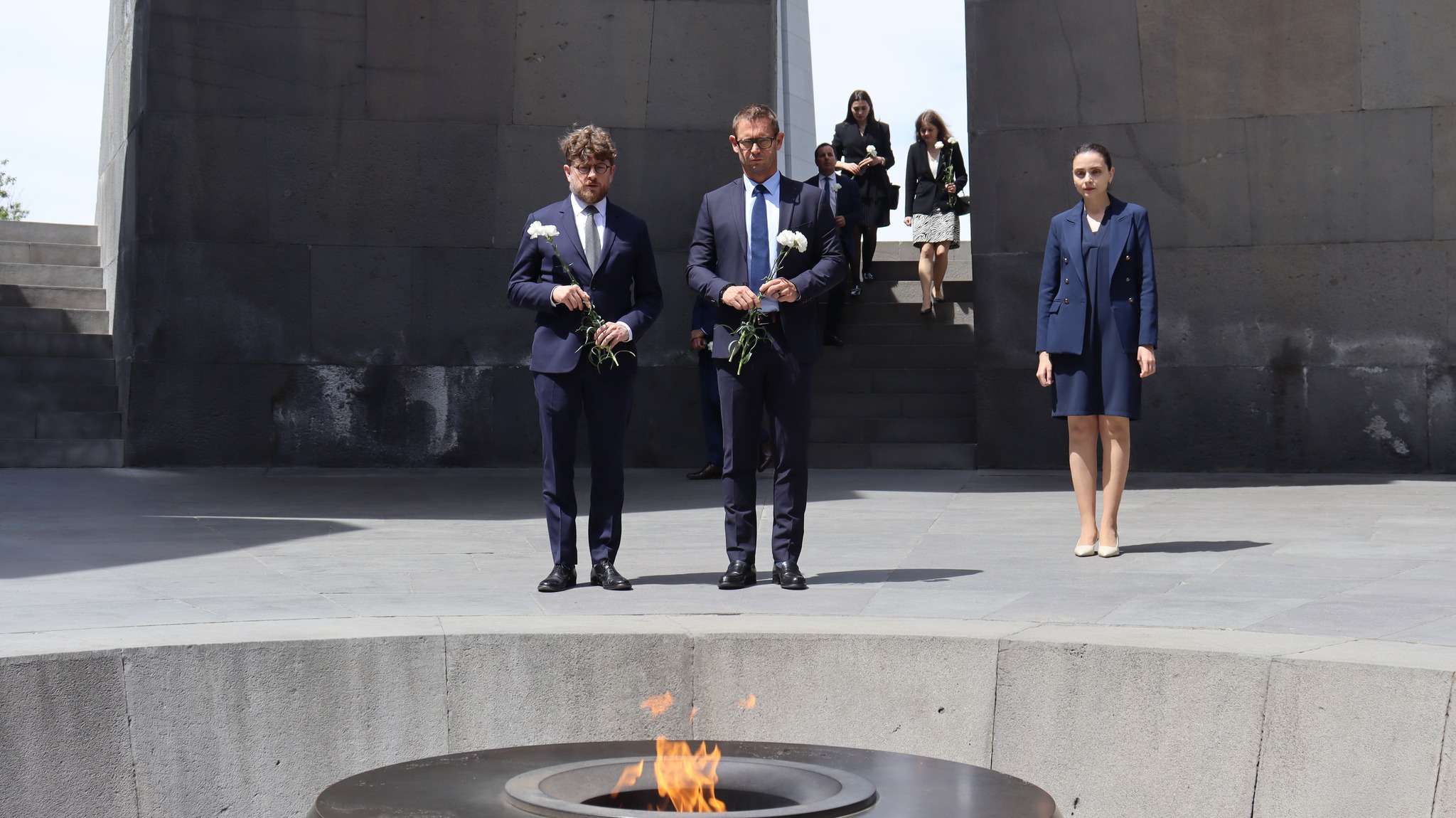 Fransanın İl-de-Frans bölgəsinin vitse-prezidenti Stefan Bodenin rəhbərlik etdiyi nümayəndə heyəti Erməni Soyqırımı Memorial Kompleksini ziyarət edib