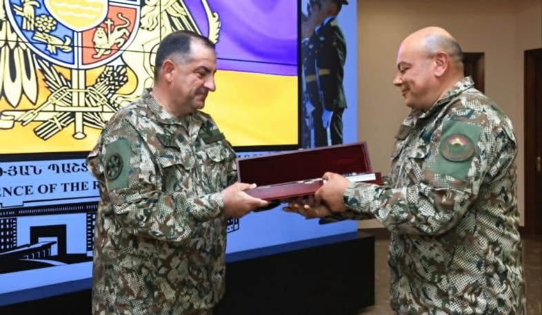 ԶՈՒ գեներալներին «Գեներալական դաշույնով» պարգևատրելու հանդիսավոր արարողություն՝ ՊՆ վարչական համալիրում