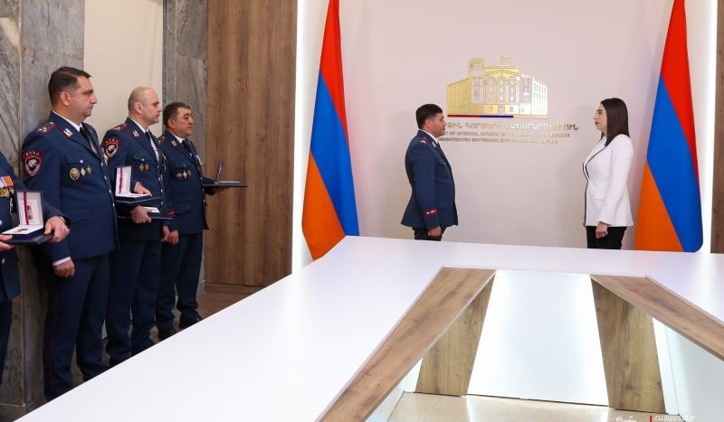 Արփինե Սարգսյանը Հանրապետության տոնի առթիվ պարգևներ է հանձնել ՆԳՆ մի շարք ծառայողների
