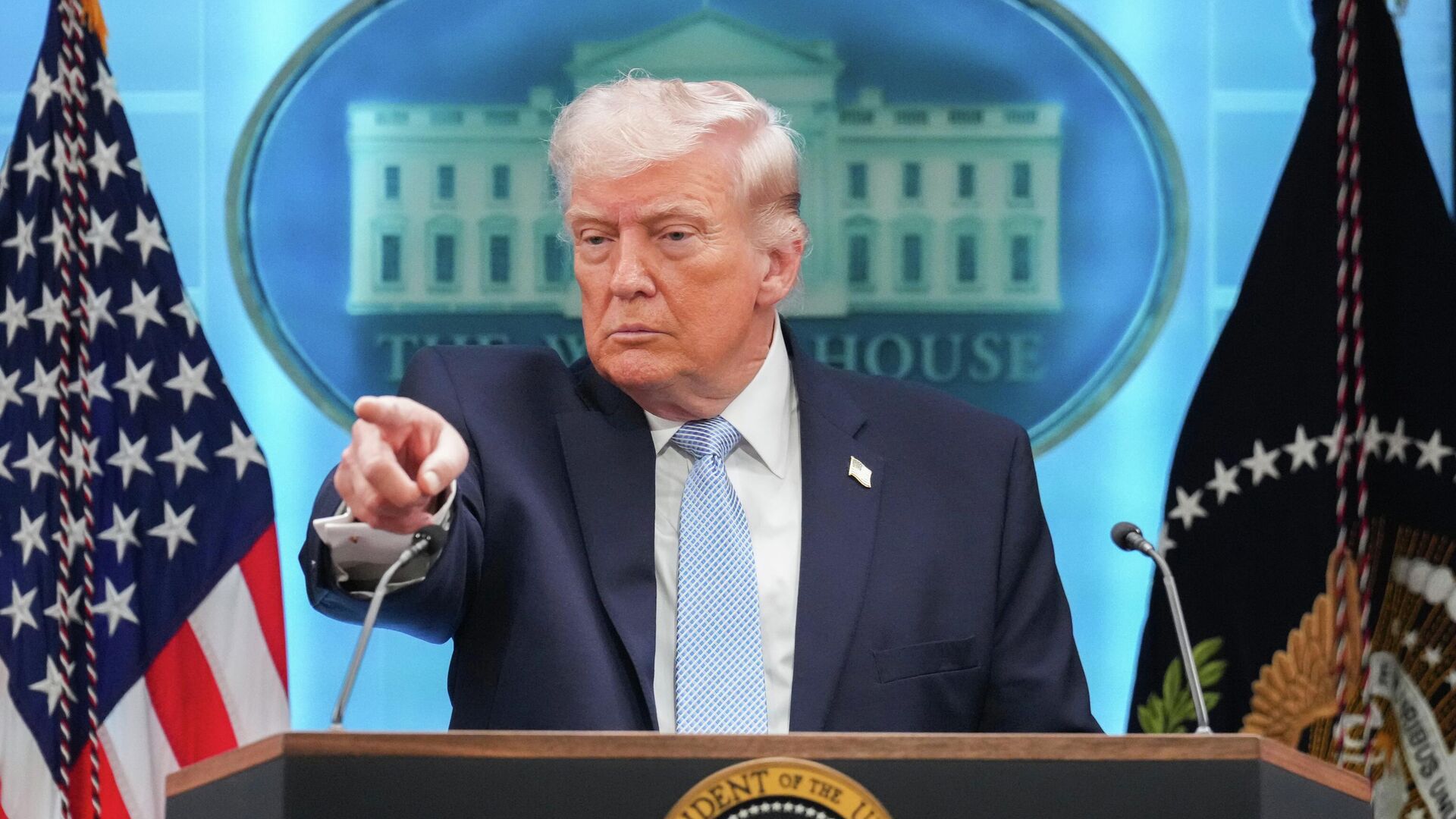 Трамп предупреждает о новом мощном ударе по Ирану сегодня вечером