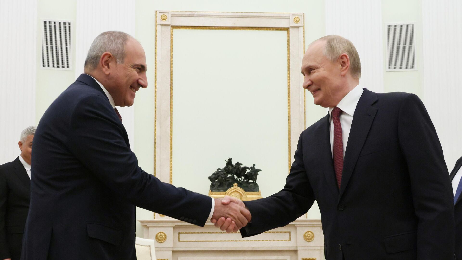 Nikol Pashinyan sends congratulatory message to Vladimir Putin on Russia Day