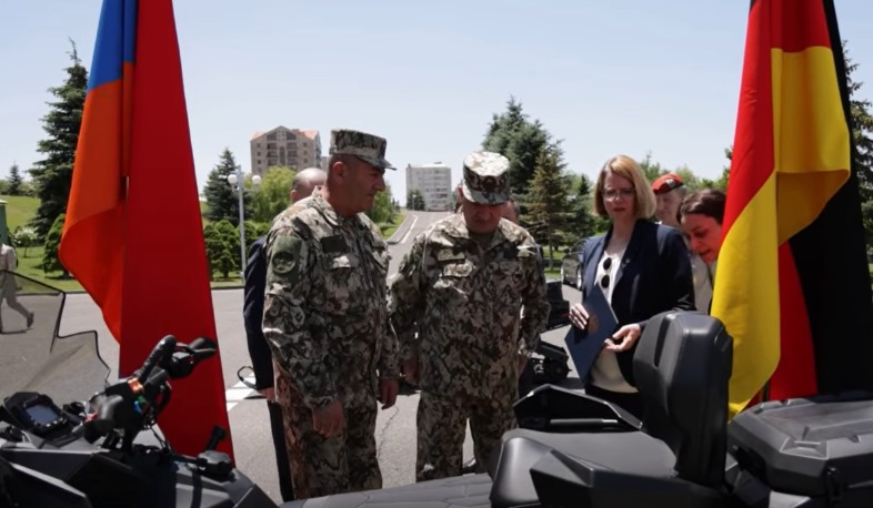 Klaudiya Buş Almaniya Federal Hökuməti adından Müdafiə Nazirliyinə 16 qar arabası təhvil verib
