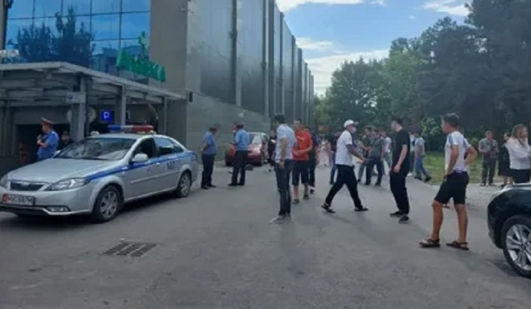 Административные здания в Бишкеке оцеплены из-за угроз взрыва