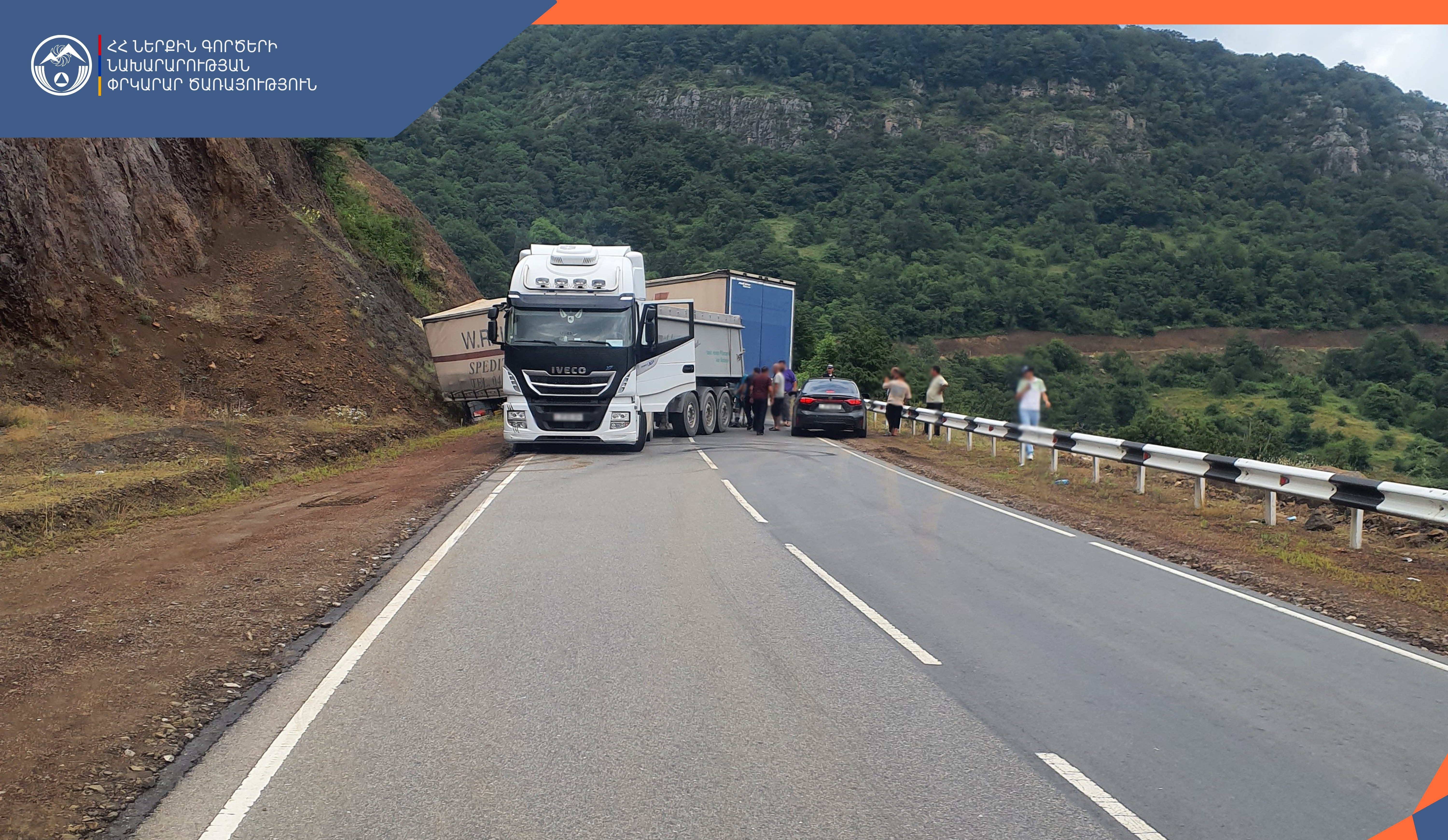 Փրկարարների օգնությամբ բեռնատարը դուրս է բերվել ճանապարհի երթևեկելի հատված