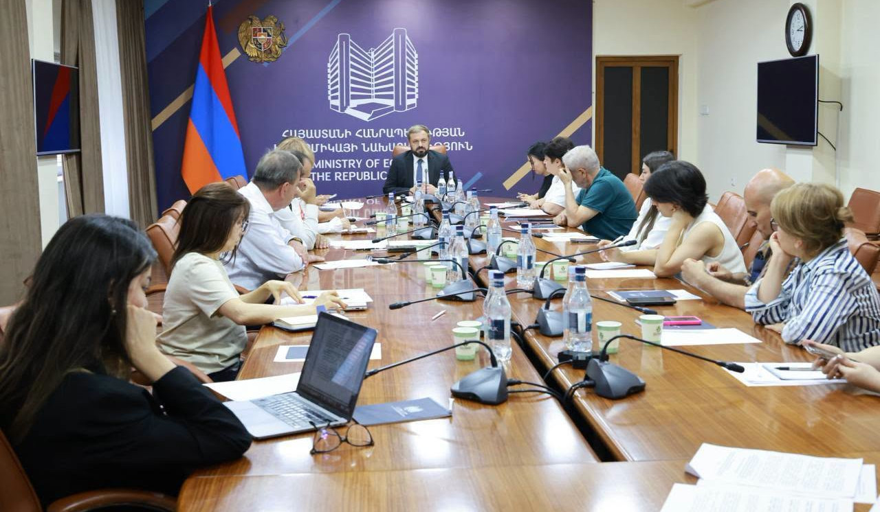 Պապոյանի գլխավորությամբ տեղի է ունեցել նախարարին կից հասարակական խորհրդի նիստ. քննարկվել են պետական աջակցության ծրագրերը