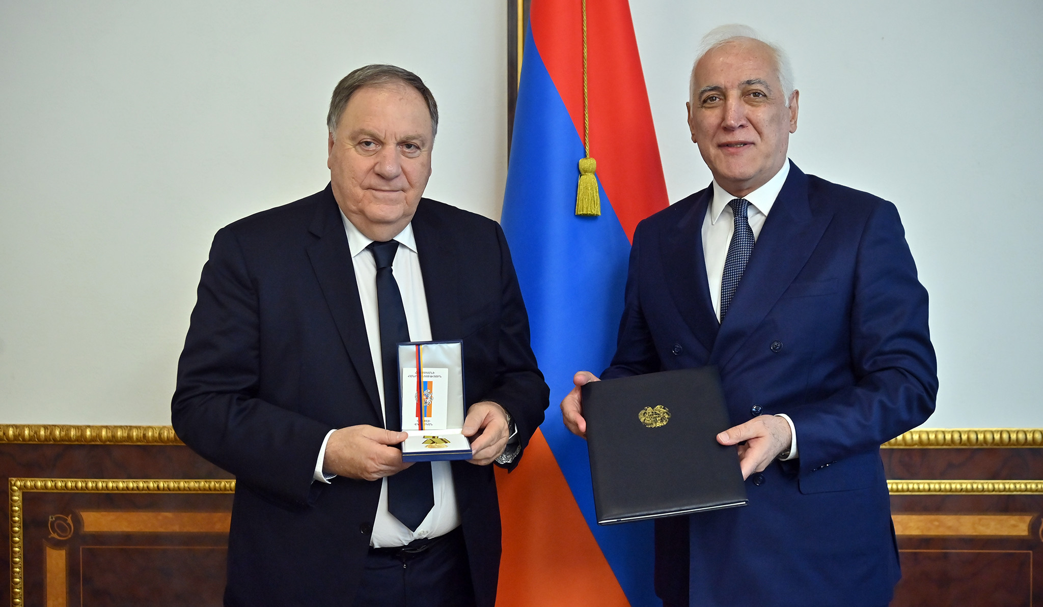 Վահագն Խաչատուրյանը Վարդգես Մահտեսյանին հանձնել է Երախտագիտության մեդալը