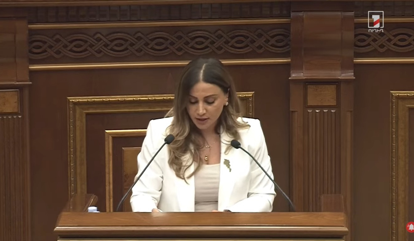 «Քաղաքացիական պայմանագիր» խմբակցության ԱԺ նախագահի թեկնածուն Ռուբեն Ռուբինյանն է. նրան խորհրդարանում ներկայացրեց Արուսյակ Մանավազյանը