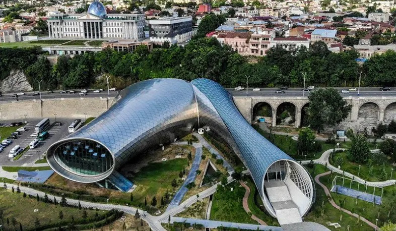 Թբիլիսիում քանդում են Սաակաշվիլու կառավարման տարիներին կառուցված «Ռիկեի կուժերը»