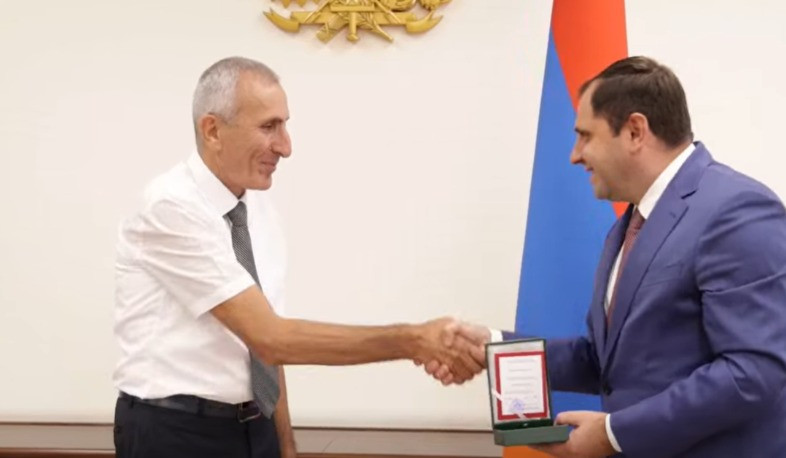 Պապիկյանը պարգևատրել է ՊՆ-ում պաշտոնավարումն ավարտող երկու խորհրդականներին
