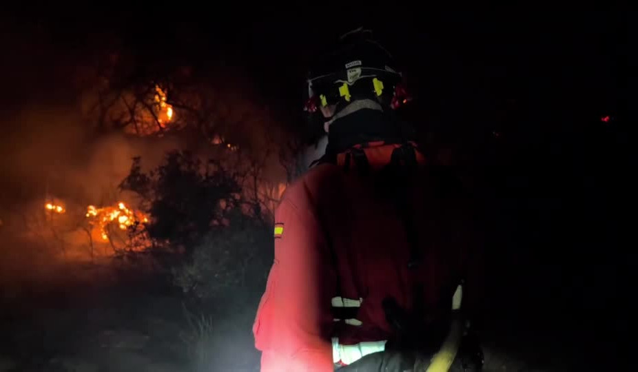 Firefighters battle wildfire overnight in Spain's Valencia