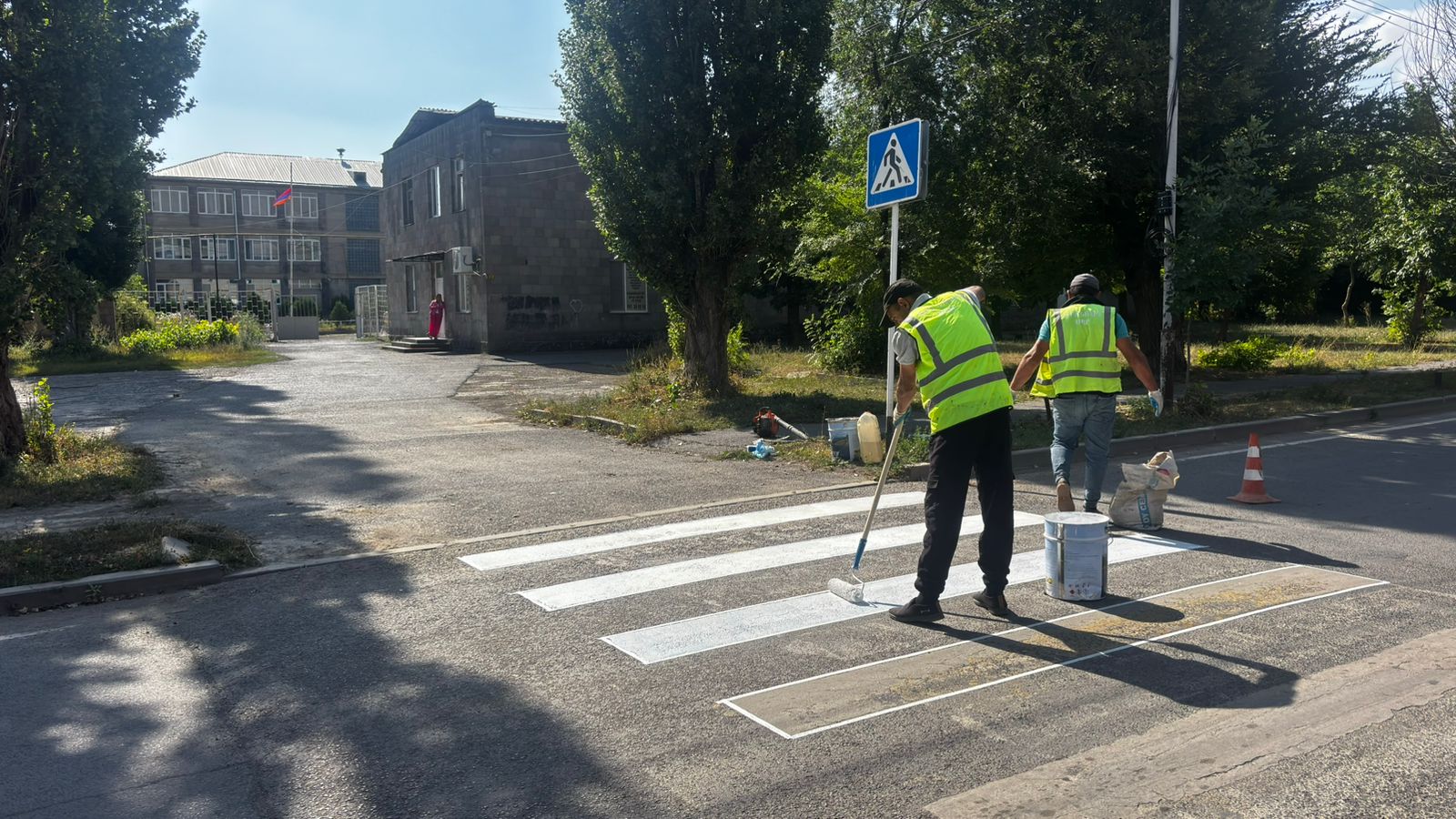Ուսումնական հաստատություններին հարակից ճանապարհահատվածներում կատարվում է հետիոտնային անցումների գծանշում