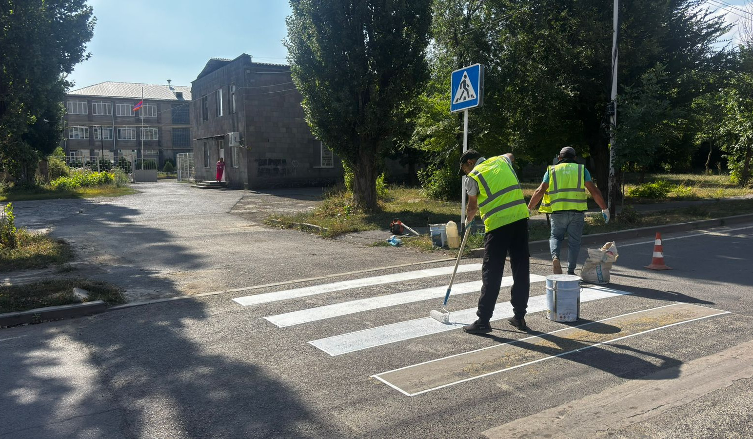 Ուսումնական հաստատություններին հարակից ճանապարհահատվածներում կատարվում է հետիոտնային անցումների գծանշում