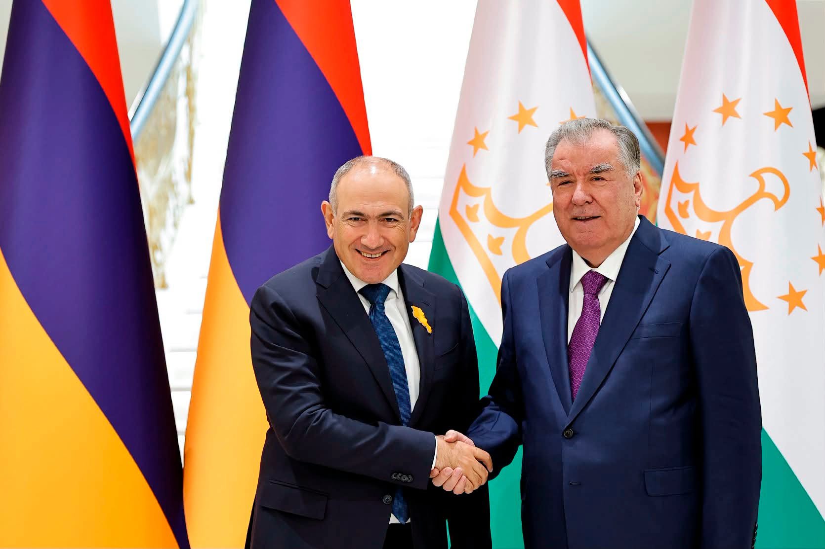 Nikol Pashinyan meets with Tajik President in Bishkek