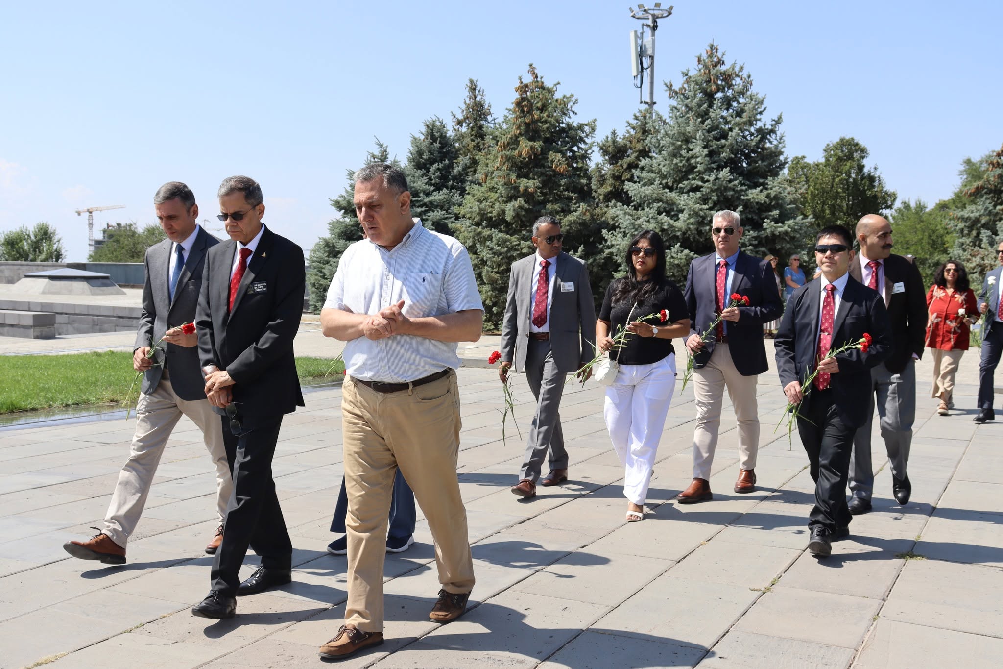 Hindistan Milli Müdafiə Kollecinin komandirinin rəhbərlik etdiyi nümayəndə heyəti Erməni Soyqırımı Memorial Kompleksini ziyarət edib