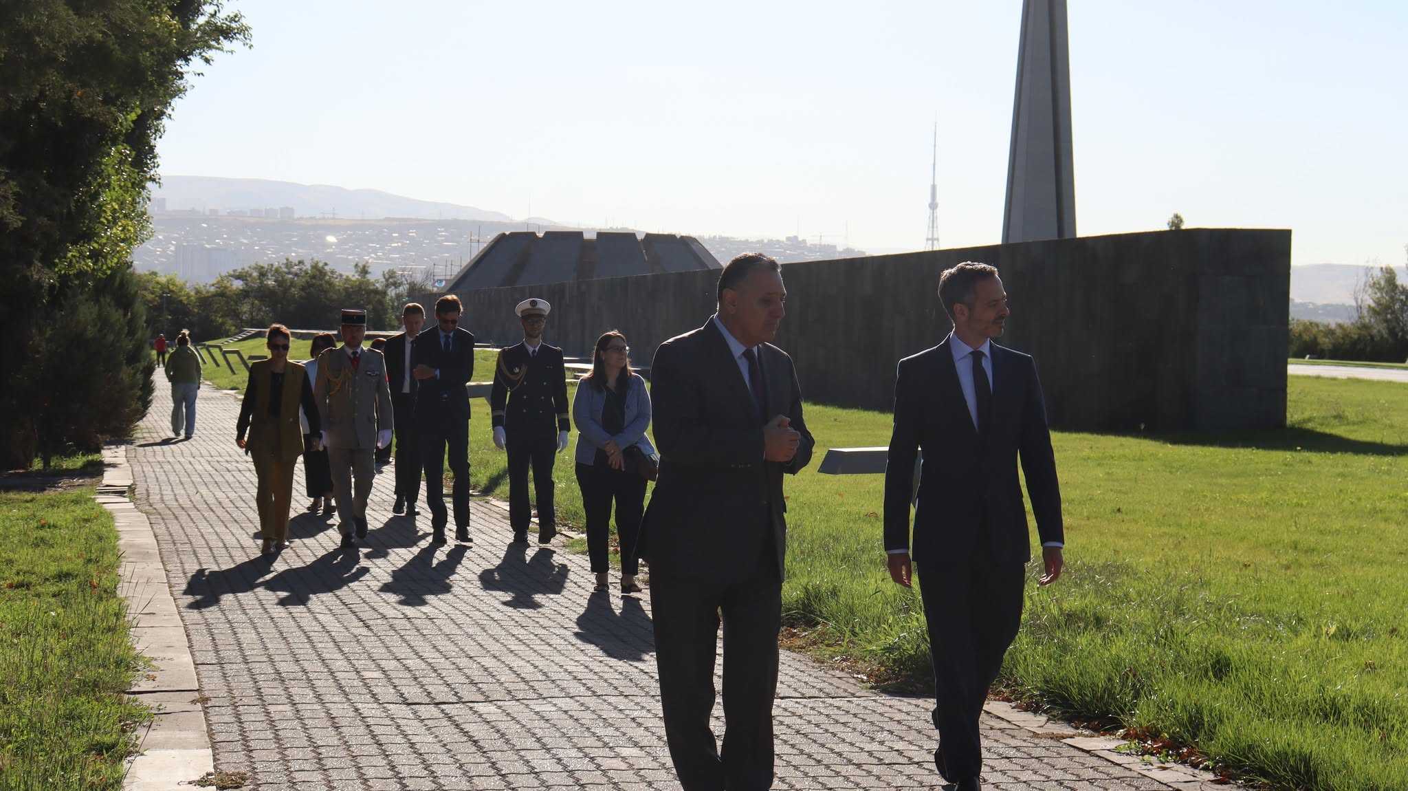 Fransanın Ermənistana yeni təyin olunmuş səfiri Florian Eskudye Erməni Soyqırımı Memorial Kompleksini ziyarət etdi