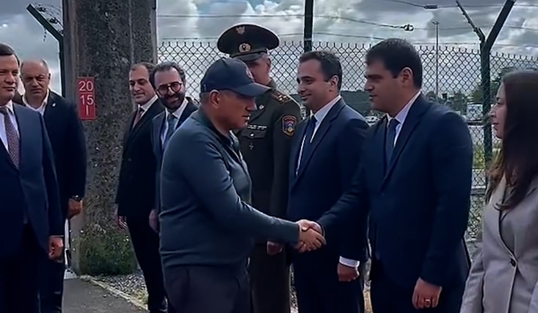 Доехали до Парижа: Премьер-министр опубликовал видео