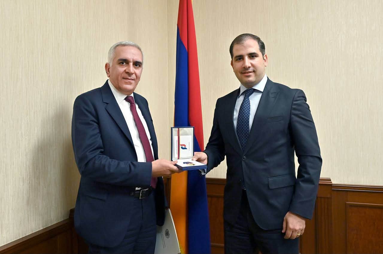 ՊԵԿ նախագահը հրաժեշտի հանդիպում է ունեցել նախկին տեղակալ Համլետ Սահակյանի հետ