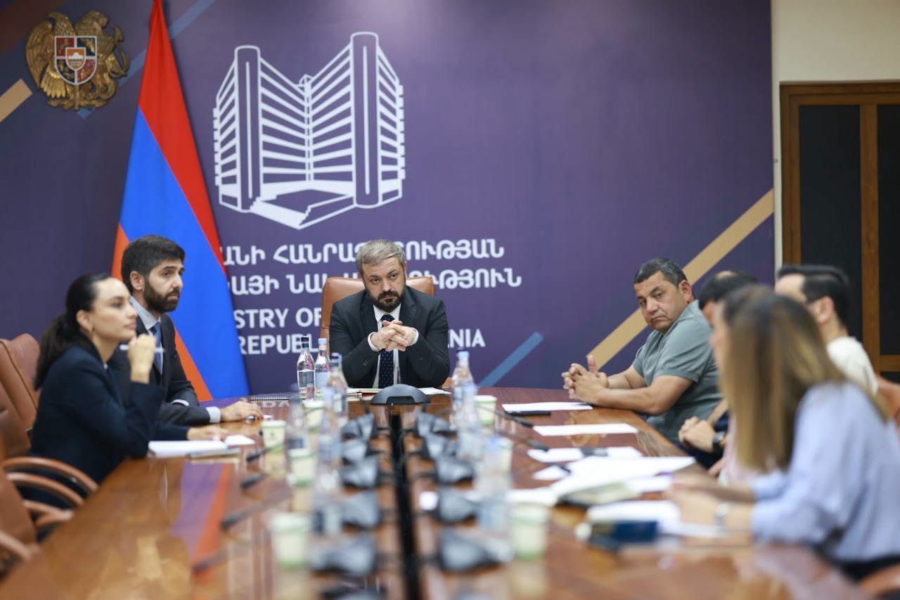 Պապոյանը վարդի արտադրությամբ զբաղվող մի շարք տնտեսվարողների հետ քննարկել է արտահանմանն առնչվող հարցեր