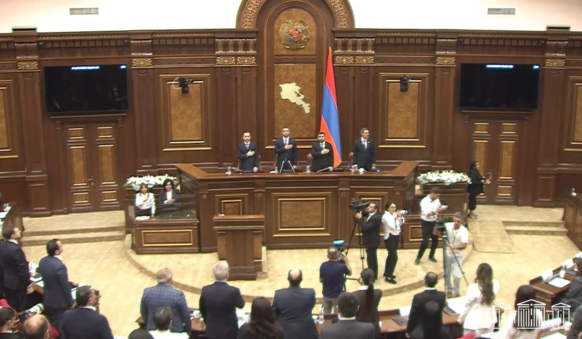 9-րդ գումարման Ազգային ժողովի երկրորդ նստաշրջանը մեկնարկեց ՀՀ պետական օրհներգի կենդանի կատարմամբ