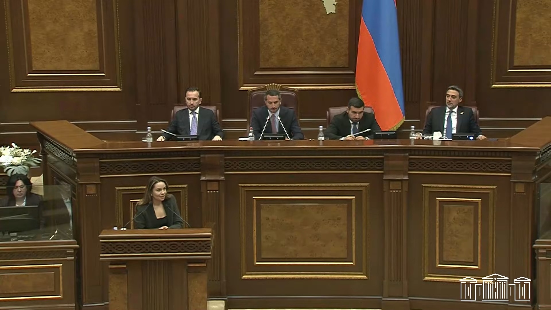 Սոնա Ղազարյանն ընդդիմադիր կին պատգամավորներին հորդորեց ընդունել Աննա Հակոբյանի՝ ընտանեկան բռնության դեմ նախագիծը խմբակցություններում քննարկելու առաջարկը