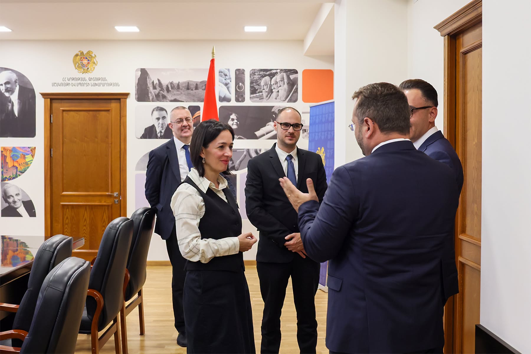 ԿԳՄՍ նախարարը հանդիպել է Հայաստանի Օքսֆորդի շրջանավարտների բիզնես ակումբի ներկայացուցիչների հետ